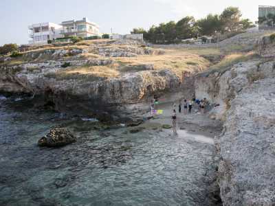 ...e ci imbattiamo in una piccola caletta riparata, dove incontriamo per la prima volta la sabbia